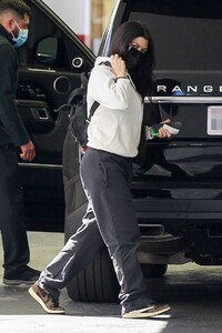 kourtney-kardashian-at-a-dermatology-office-in-beverly-hills-03-01-2021-4.jpg