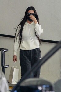 kourtney-kardashian-at-a-dermatology-office-in-beverly-hills-03-01-2021-5.jpg