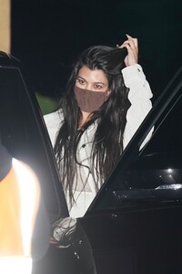 kourtney-kardashian-at-nobu-in-malibu-03-08-2021-0.jpg