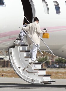 kylie-jenner-arrives-on-her-private-jet-in-palm-springs-03-12-2021-1.jpg