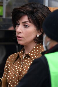 lady-gaga-on-the-set-of-the-house-of-gucci-in-milan-03-11-2021-5.jpg