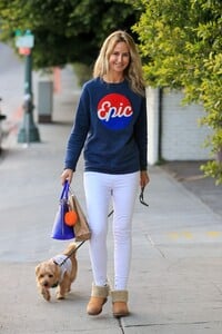 lady-victoria-hervey-wears-an-epic-sweater-leaving-the-chateau-marmont-in-la-03-01-2021-0.thumb.jpg.064db3ee0a38e6d7fadbb0836db77da8.jpg