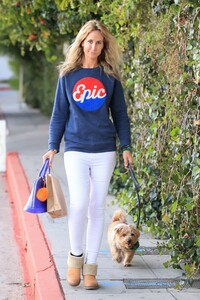 lady-victoria-hervey-wears-an-epic-sweater-leaving-the-chateau-marmont-in-la-03-01-2021-1.thumb.jpg.ee67cee835dcdc62595ce7bdf5b54630.jpg