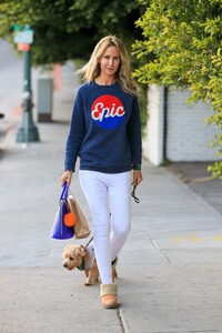 lady-victoria-hervey-wears-an-epic-sweater-leaving-the-chateau-marmont-in-la-03-01-2021-2.thumb.jpg.bb4ade84a0bf7cd572c63636f5df1f28.jpg