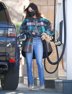 megan-fox-pumps-gas-in-calabasas-03-10-2021-0.jpg