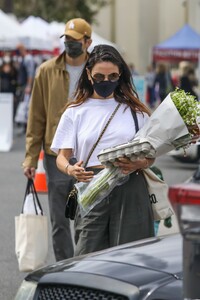 mila-kunis-at-the-farmers-market-in-la-03-07-2021-0.jpg