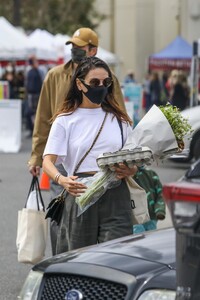 mila-kunis-at-the-farmers-market-in-la-03-07-2021-1.jpg