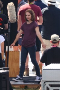 natalie-portman-on-set-of-a-movie-in-sydney-03-05-2021-6.jpg