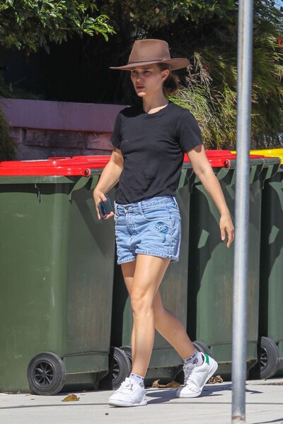 natalie-portman-out-and-about-in-sydney-03-28-2021-4.jpg