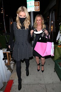 nicky-and-paris-hilton-at-her-mom-s-birthday-party-in-los-angeles-03-12-2021-0.jpg