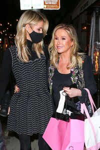 nicky-and-paris-hilton-at-her-mom-s-birthday-party-in-los-angeles-03-12-2021-2.jpg