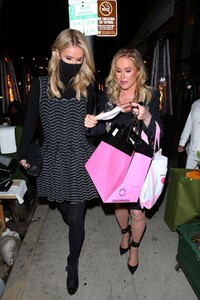 nicky-and-paris-hilton-at-her-mom-s-birthday-party-in-los-angeles-03-12-2021-3.jpg