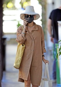 nicole-richie-wearing-earthy-ensamble-in-la-03-29-2021-0.jpg