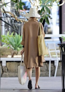 nicole-richie-wearing-earthy-ensamble-in-la-03-29-2021-5.jpg