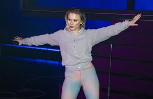 photos-of-zara-larsson-rehearsing-for-her-virtual-concert-02-26-2021_60460075b0cd6.jpeg