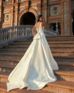 pronovias_155587727_473724014040799_653908230773319853_n.jpg