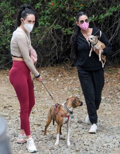 rumer-willis-and-demi-moore-out-for-a-hike-in-la-03-09-2021-2.jpg