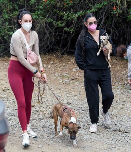 rumer-willis-and-demi-moore-out-for-a-hike-in-la-03-09-2021-3.jpg