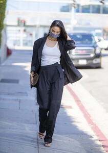 shanina-shaik-out-in-west-hollywood-03-09-2021-0.jpg