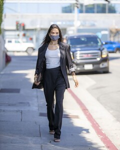 shanina-shaik-out-in-west-hollywood-03-09-2021-3.jpg