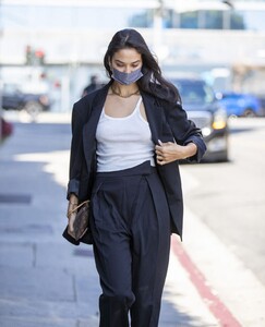 shanina-shaik-out-in-west-hollywood-03-09-2021-4.jpg