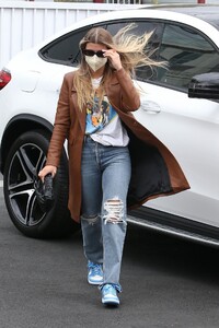 sofia-richie-in-a-chestnut-coat-and-ripped-jeans-hollywood-03-25-2021-4.jpg