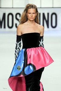 wunderbar-wandelbar-anna-ewers-2015-auf-der-fashion-week-in-milano-in-einem-extravaganten-moschino-kleid-.thumb.jpg.2cdb9a1753f4de8f52a3f41239ac4838.jpg