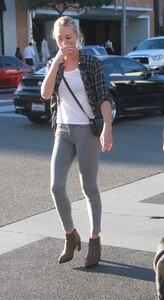 yvonne-strahovski-out-for-lunch-in-beverly-hills-01-12-2016_1.jpg