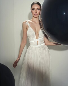 zoogbridalstudio_82672782_105029680962855_2350750361812661695_n.jpg