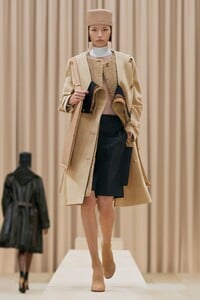 00001-Burberry-Fall-21.thumb.jpg.1ce6d6b3d9eb9de6ec3c5bb804bd923c.jpg