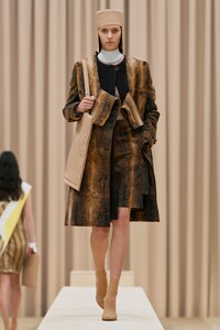 00003-Burberry-Fall-21.thumb.jpg.f8e09f4eb71d22a62bc5c7794a59e6ce.jpg