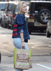 0001185127289_0_Leelee_Sobieski_-_Whole_Foods_in_New_York_05-04-2012-001.jpg