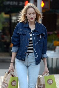 0001185127289_4_Leelee_Sobieski_-_Whole_Foods_in_New_York_05-04-2012-005.jpg