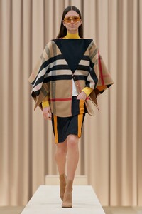 00036-Burberry-Fall-21.thumb.jpg.5d7e990c85d4ecc78a5893c1be71dc57.jpg