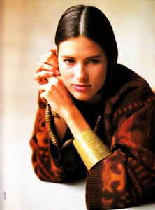 101699383_ELLEItaliaJanuary1990Tricotphotographer-Calliope2.thumb.jpg.22730075764b818552bc2bc8361104ef.jpg
