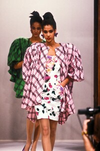 1140953211_EmanuelUngaro1988HauteCouture21.thumb.jpg.bb8b7be12019aa1cb010b4a04c28dfcf.jpg