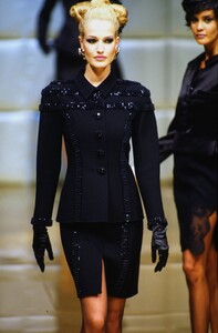 1260137136_valentino-hc-fw-1995(11).thumb.jpg.10d9eaa3df5d5f60403a13a833d6dc1b.jpg