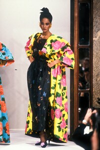 1548120810_EmanuelUngaro1988HauteCouture81.thumb.jpg.58fea9d4211b31ed8035867c7c2274e9.jpg