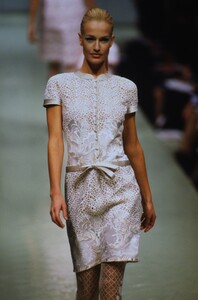 1650277907_ValentinoCoutureSpring1996(29).thumb.jpg.9f056d3274c600ddca286feaee960221.jpg