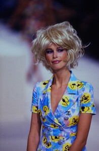 1711724398_CHANEL-SPRING-1997-CLAUDIA-SCHIFFER(14).thumb.jpg.7296f07b748d6e51d63b90588082c3dd.jpg