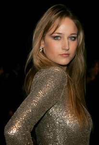 17302_leelee_sobieski_05_158305_122_224lo.jpg