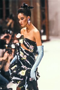 1732420212_EmanuelUngaro1988HauteCouture118.thumb.jpg.d6b8be45560b0698c1b45bf13a5f1e64.jpg