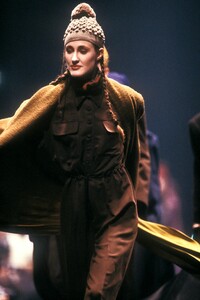 1794084516_JeanPaulGaultier1988WomenRTW21.thumb.jpg.a2d6a854e92b338ddad6682074ca22ed.jpg