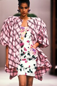 1846833140_EmanuelUngaro1988HauteCouture22.thumb.jpg.b748adc92fe8ef5db2a9b6647fbbb989.jpg