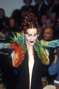 1959910725_JeanPaulGaultier1997HauteCouture74.thumb.jpg.3169466c170fd8eee468919729263a27.jpg