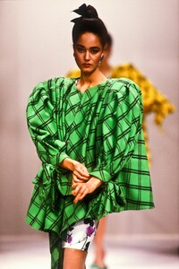 2003500446_EmanuelUngaro1988HauteCouture24.thumb.jpg.2c73c05ea61c1cb48aca8d44dedf755d.jpg