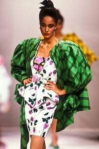 207182852_EmanuelUngaro1988HauteCouture25.thumb.jpg.dc2462834e5f88d473e82e08e053c79f.jpg