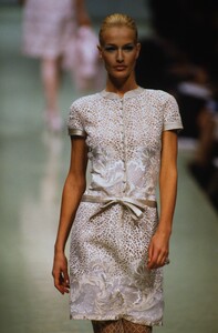 2100360142_ValentinoCoutureSpring1996(30).thumb.jpg.e0a5ef7591f1162063d8474551c0b27a.jpg