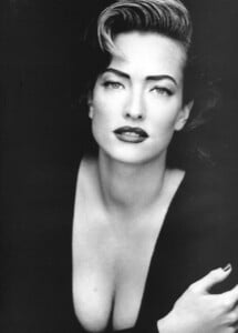 21895_1991_09_Vogue_Uk_004_Tatjana_Patitz_122_433lo.thumb.jpg.4a77519c21564ded653862fea569e24a.jpg