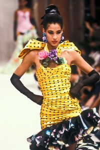 267522648_EmanuelUngaro1988HauteCouture140.thumb.jpg.8ab6e6ff142461d8cfc67a0b215b36e6.jpg